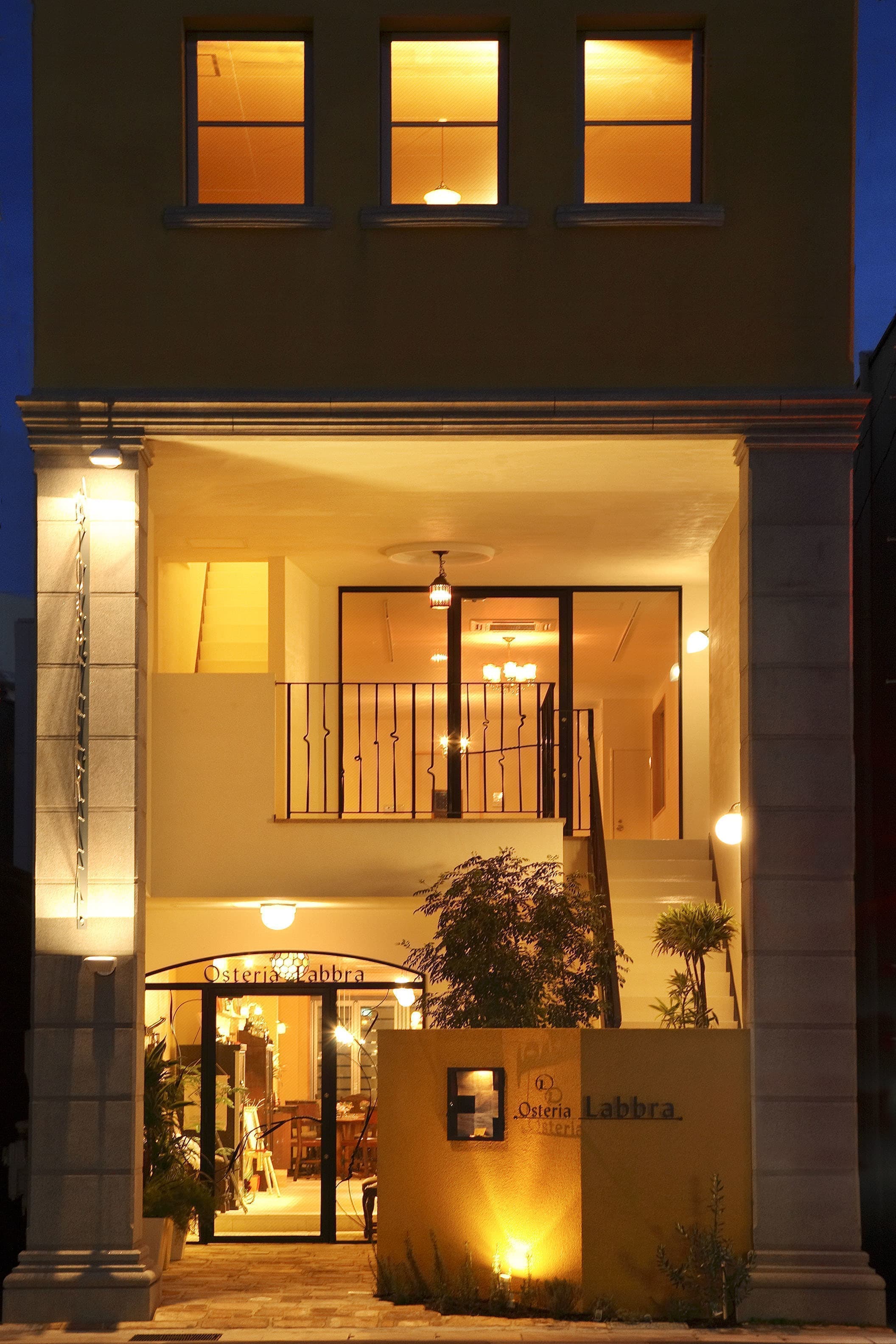 照明の輝く夜のオステリア