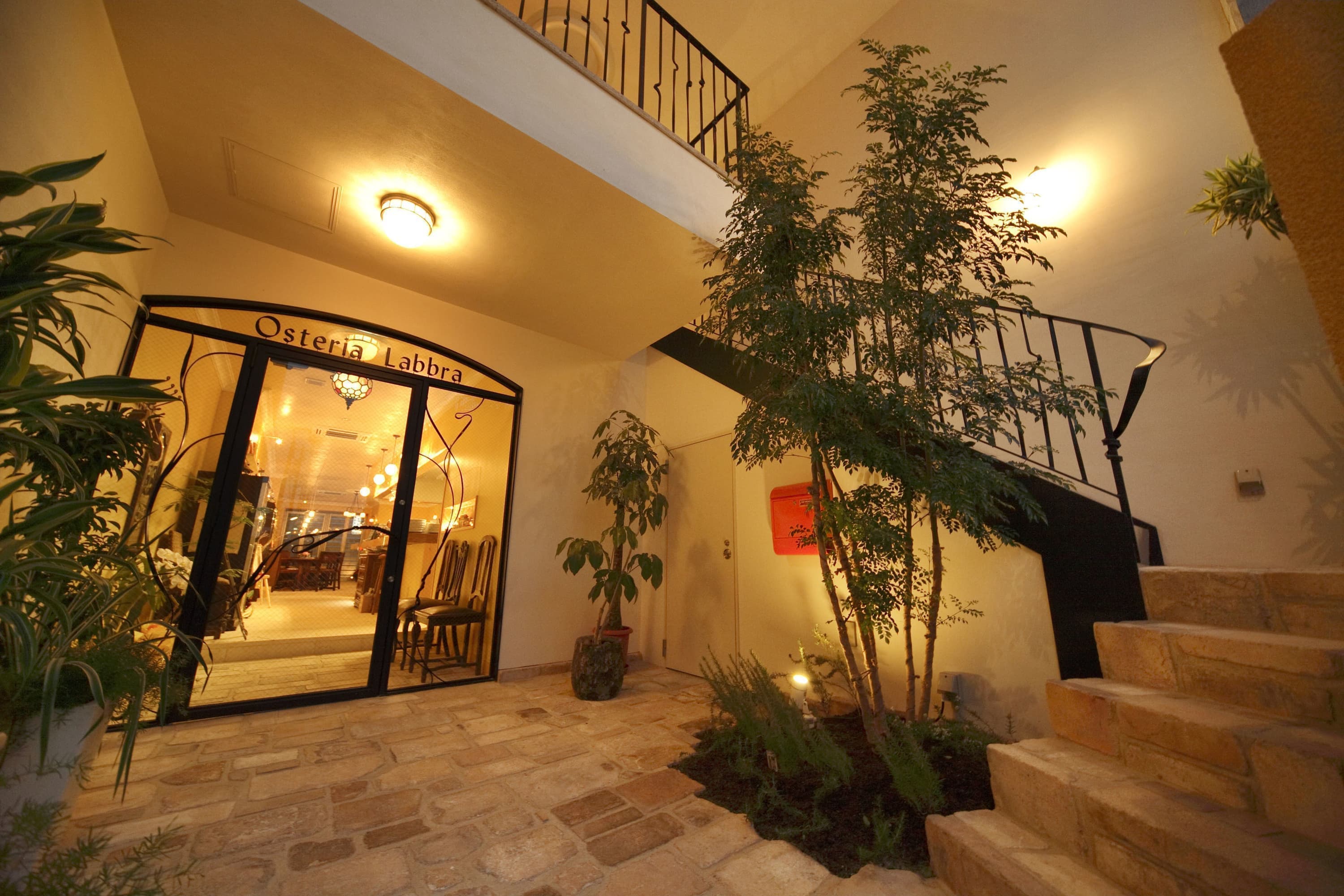 オステリアラブラエントランスのライトアップ